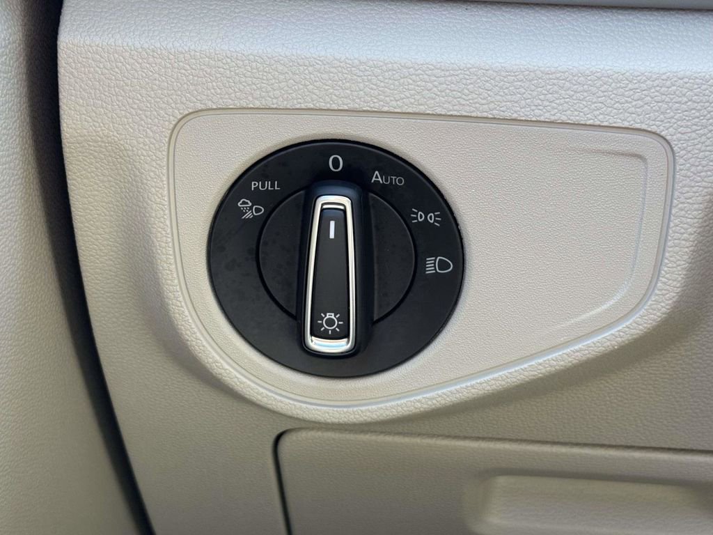 Used 2023 Volkswagen Atlas SE AWD/4WD image 25