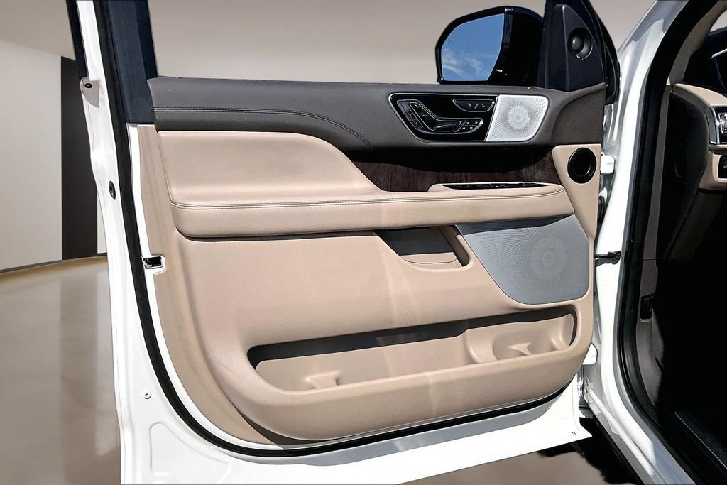 Used 2022 Lincoln Navigator Reserve AWD/4WD image 18