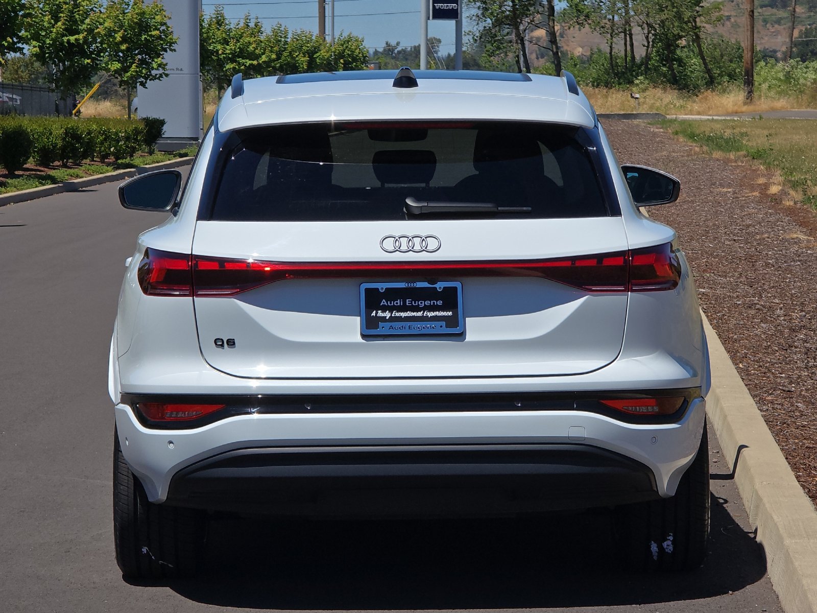 Used 2025 Audi Q6 e-tron Premium RWD image 4