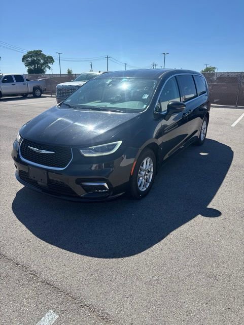 Used 2023 Chrysler Pacifica Touring-L FWD image 7