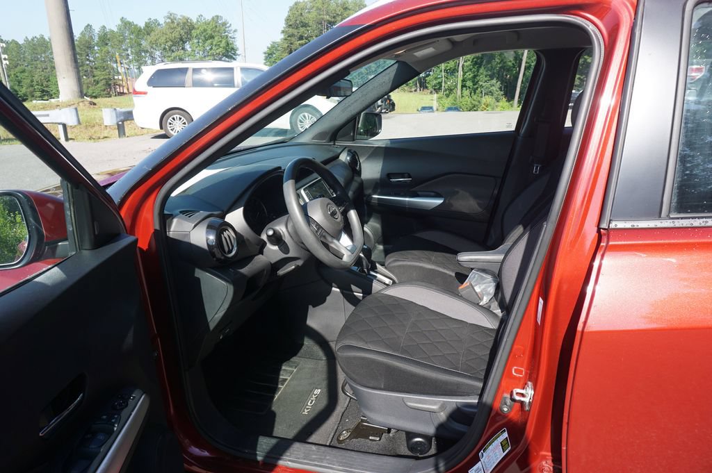 Used 2019 Nissan Kicks SV FWD image 2