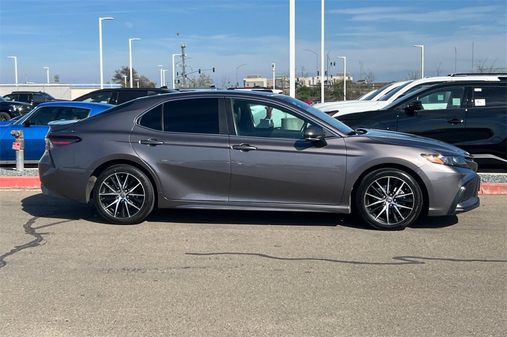 Used 2022 Toyota Camry SE image 3