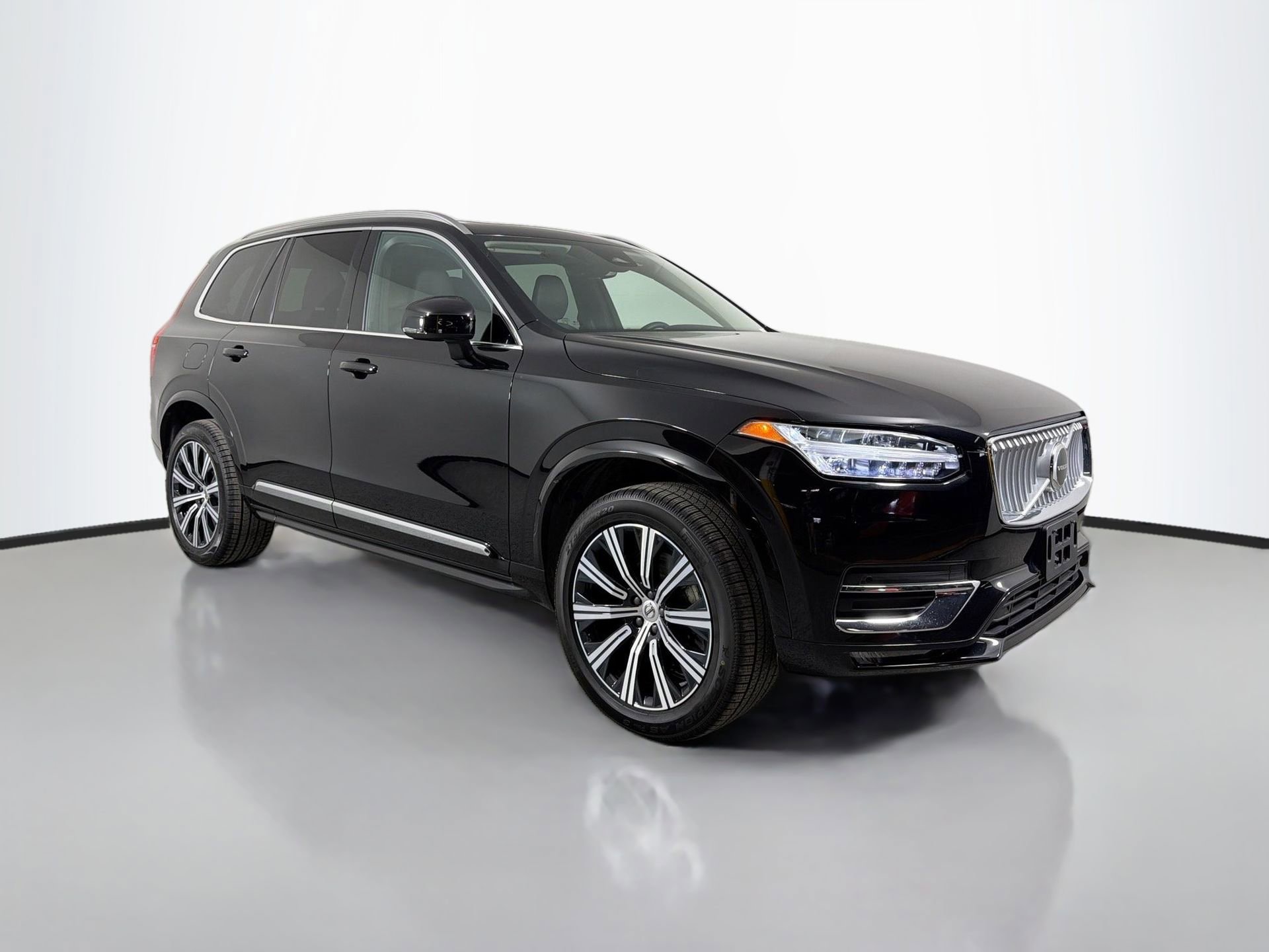 Certified 2025 Volvo XC90 B5 Core AWD/4WD image 3
