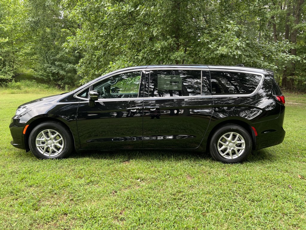 New 2026 Chrysler Pacifica Select FWD image 6