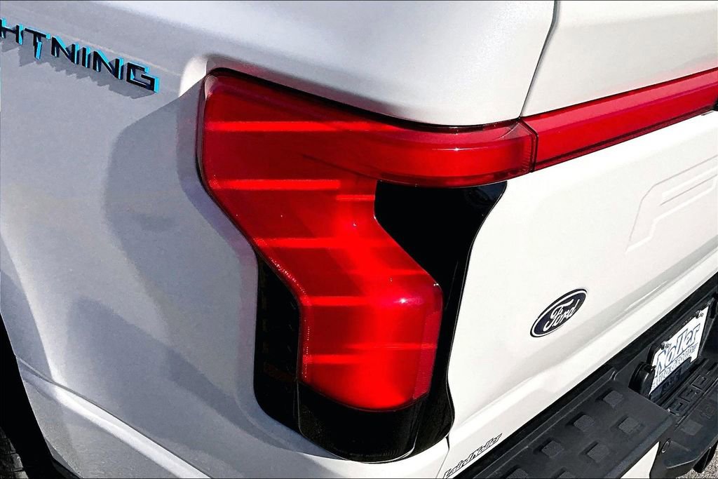 Used 2025 Ford F150 Lightning Platinum image 31