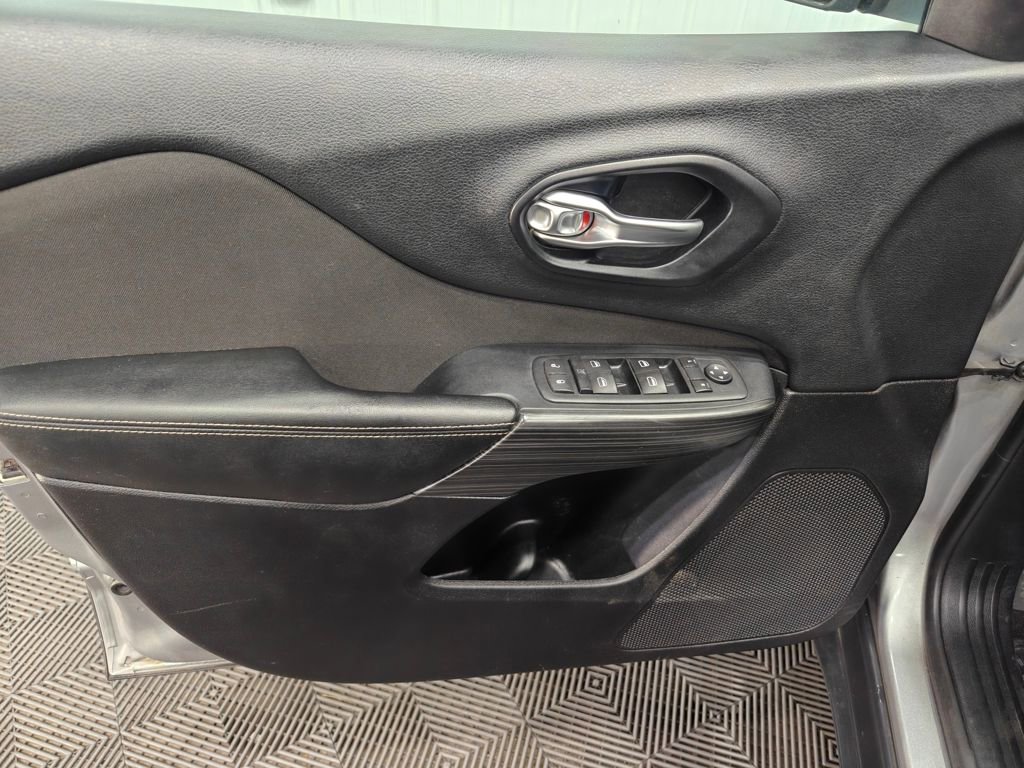 Used 2015 Jeep Cherokee Latitude w/ Cold Weather Group image 44