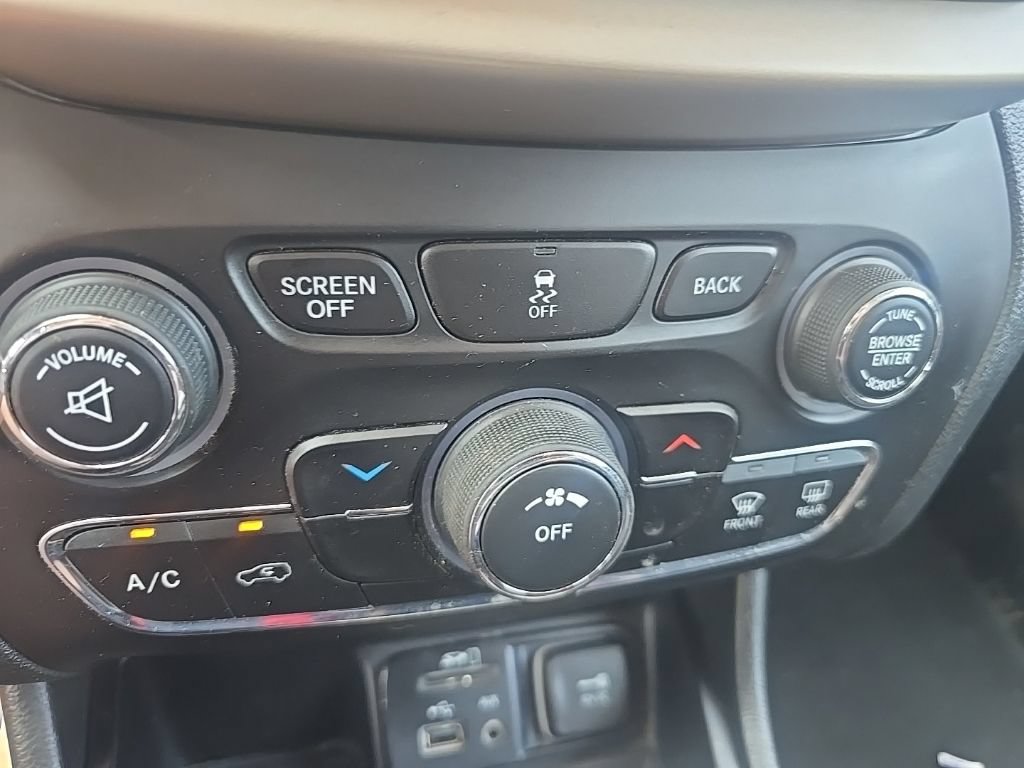 Used 2017 Jeep Cherokee Latitude FWD image 17