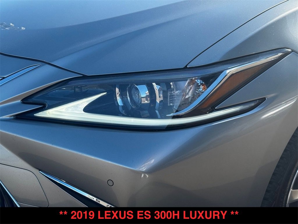 Used 2019 Lexus ES 300h w/ Accessory Package image 18