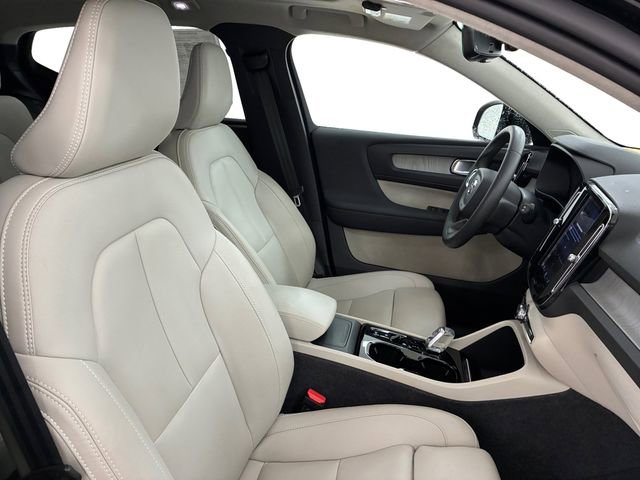 Used 2024 Volvo XC40 B5 Plus image 14