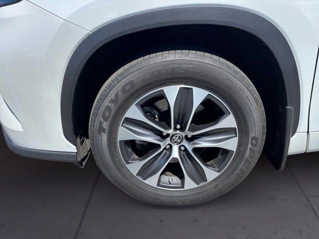 Used 2022 Toyota Highlander XLE AWD/4WD image 9