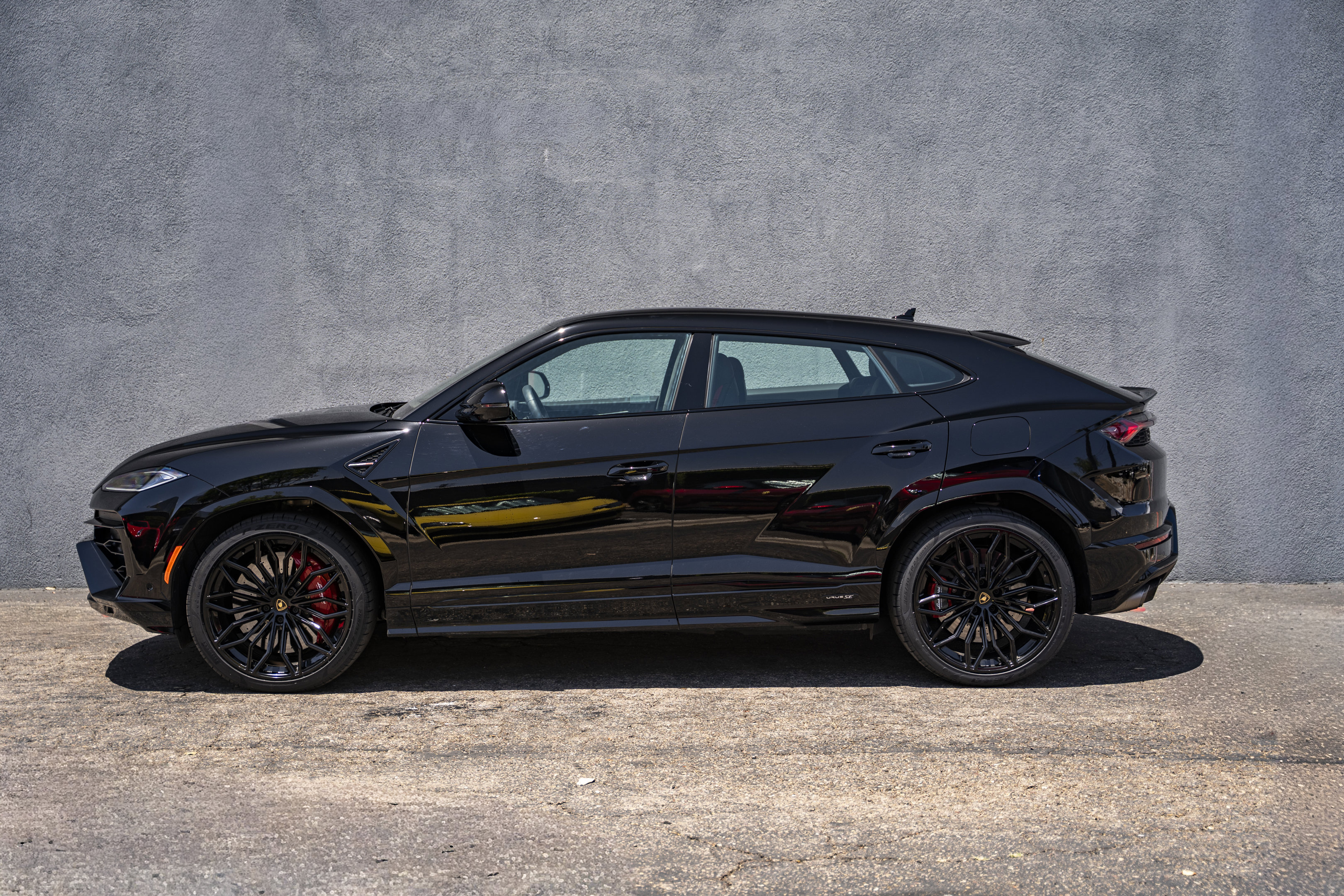 Used 2025 Lamborghini Urus SE AWD/4WD image 2