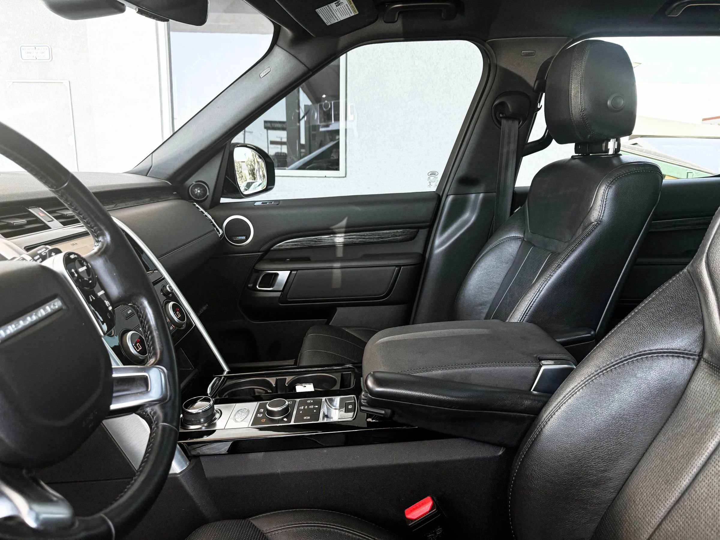 Used 2020 Land Rover Discovery HSE image 25