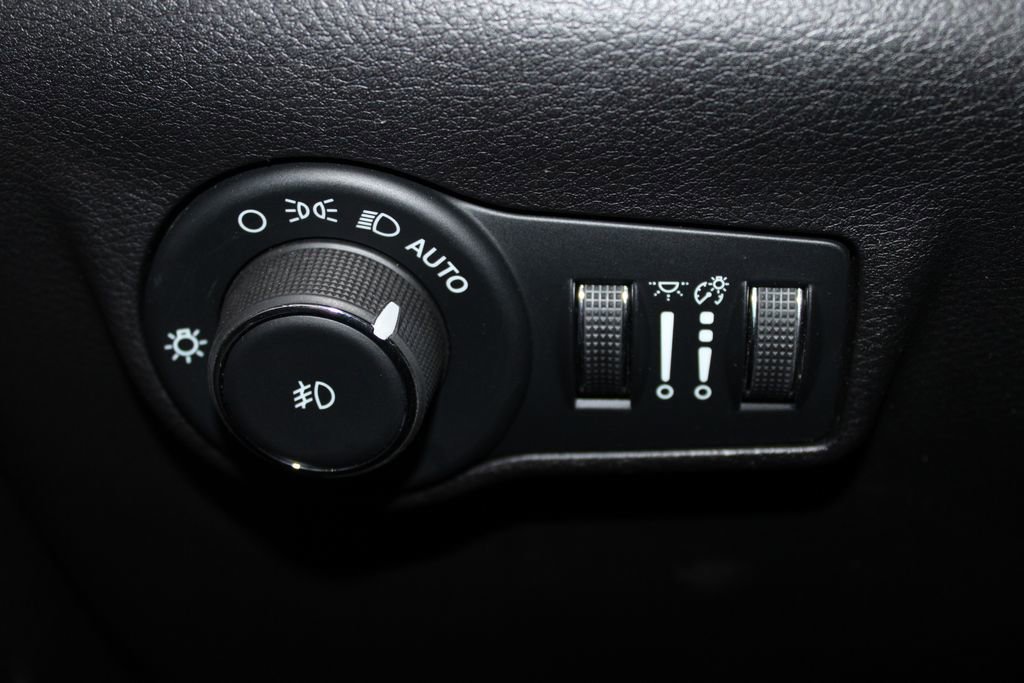 Used 2025 Jeep Compass Trailhawk image 40