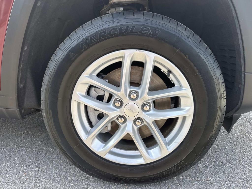 Used 2023 Jeep Grand Cherokee L Laredo image 4