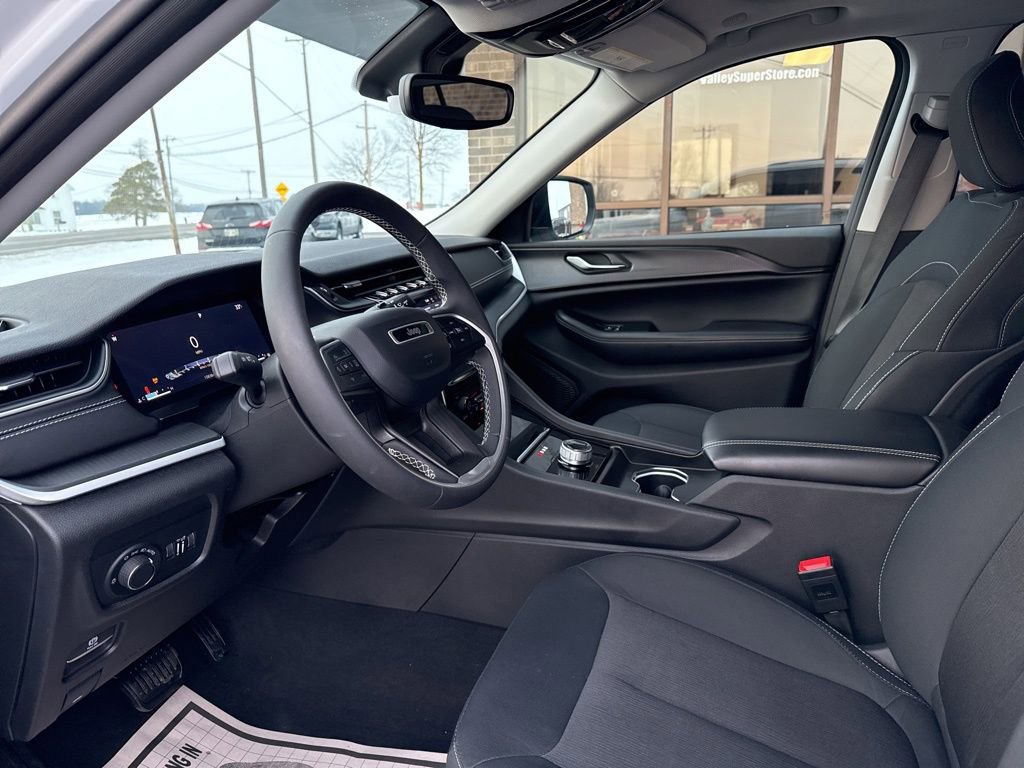 Used 2024 Jeep Grand Cherokee Laredo X image 51