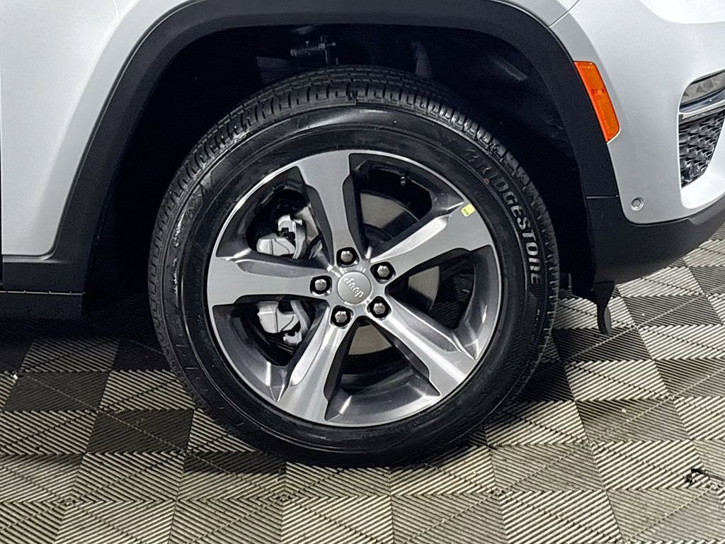 New 2025 Jeep Grand Cherokee Limited w/ Luxury Tech Group II image 24
