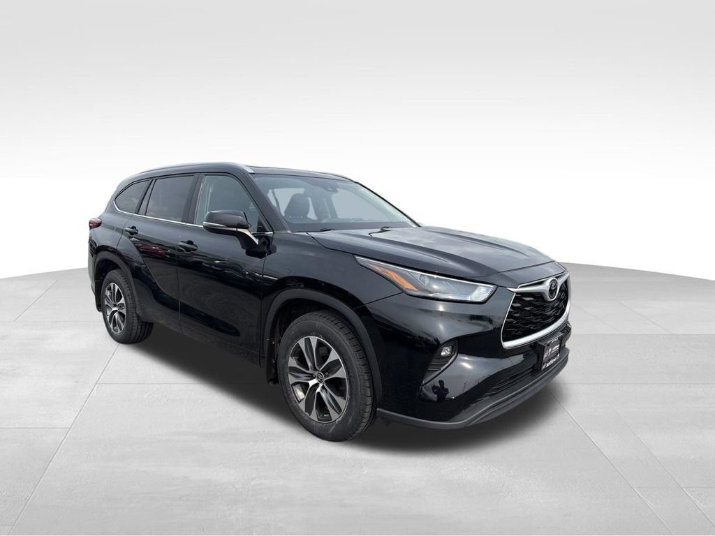 Used 2023 Toyota Highlander XLE AWD/4WD image 3