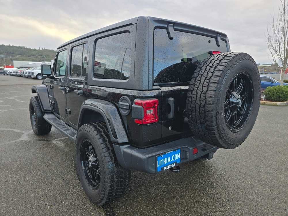 Used 2018 Jeep Wrangler Unlimited Sahara image 3