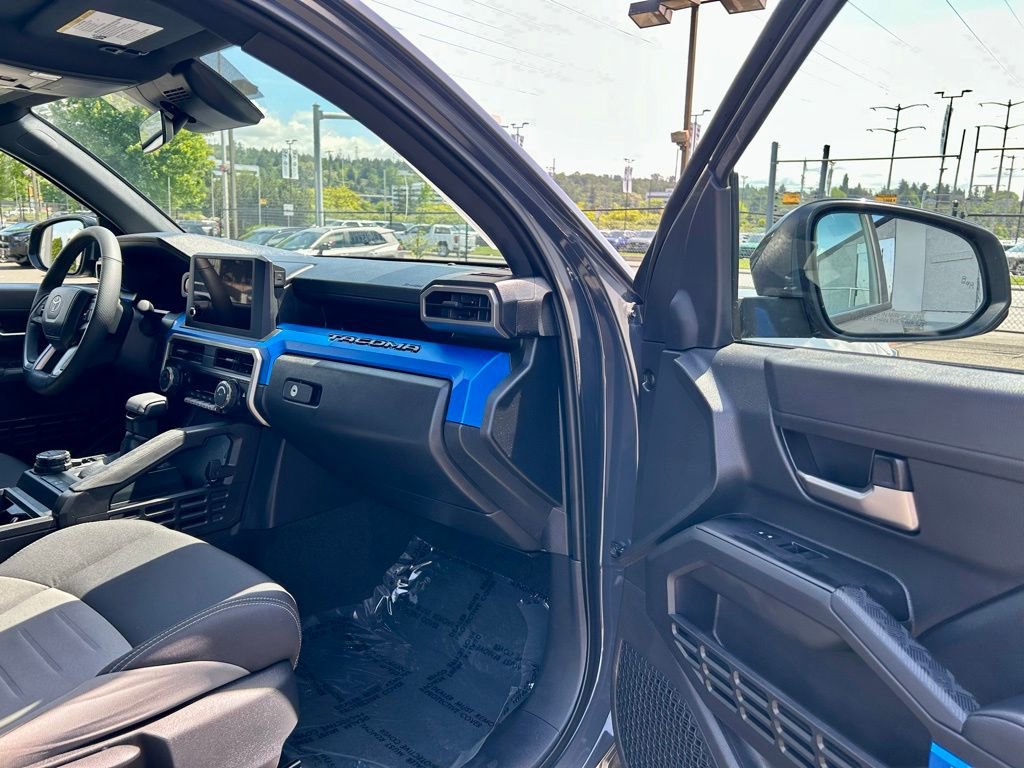 Certified 2025 Toyota Tacoma TRD Off-Road AWD/4WD image 15
