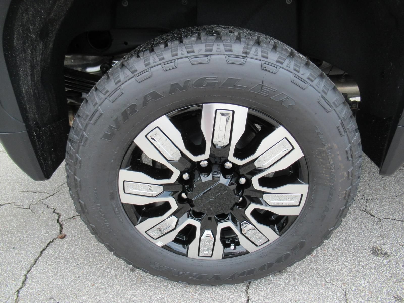 New 2026 GMC Sierra 2500 Denali w/ Denali Reserve Package AWD/4WD image 9