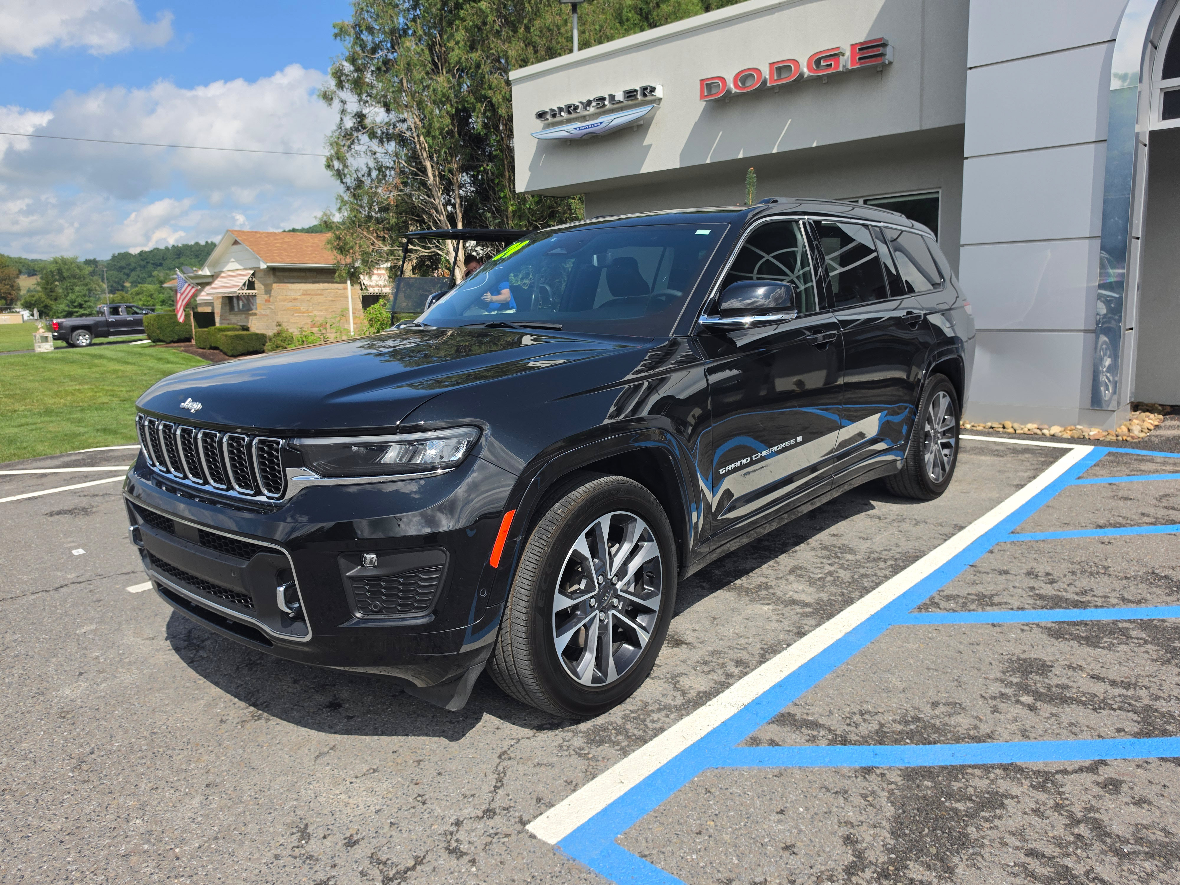 Used 2024 Jeep Grand Cherokee L Overland w/ Luxury Tech Group IV AWD/4WD image 8