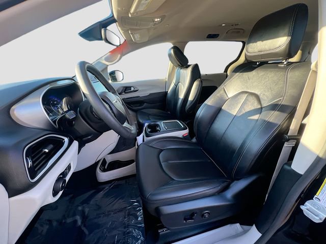 Used 2024 Chrysler Pacifica Touring-L image 19