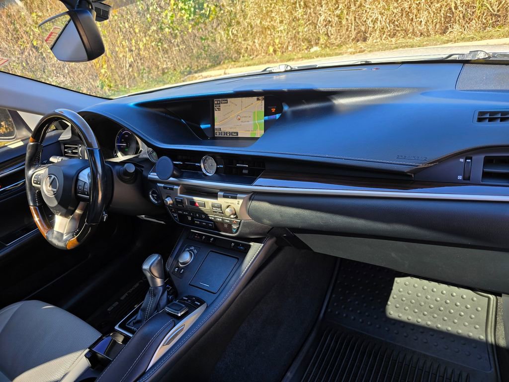 Used 2016 Lexus ES 300h image 63