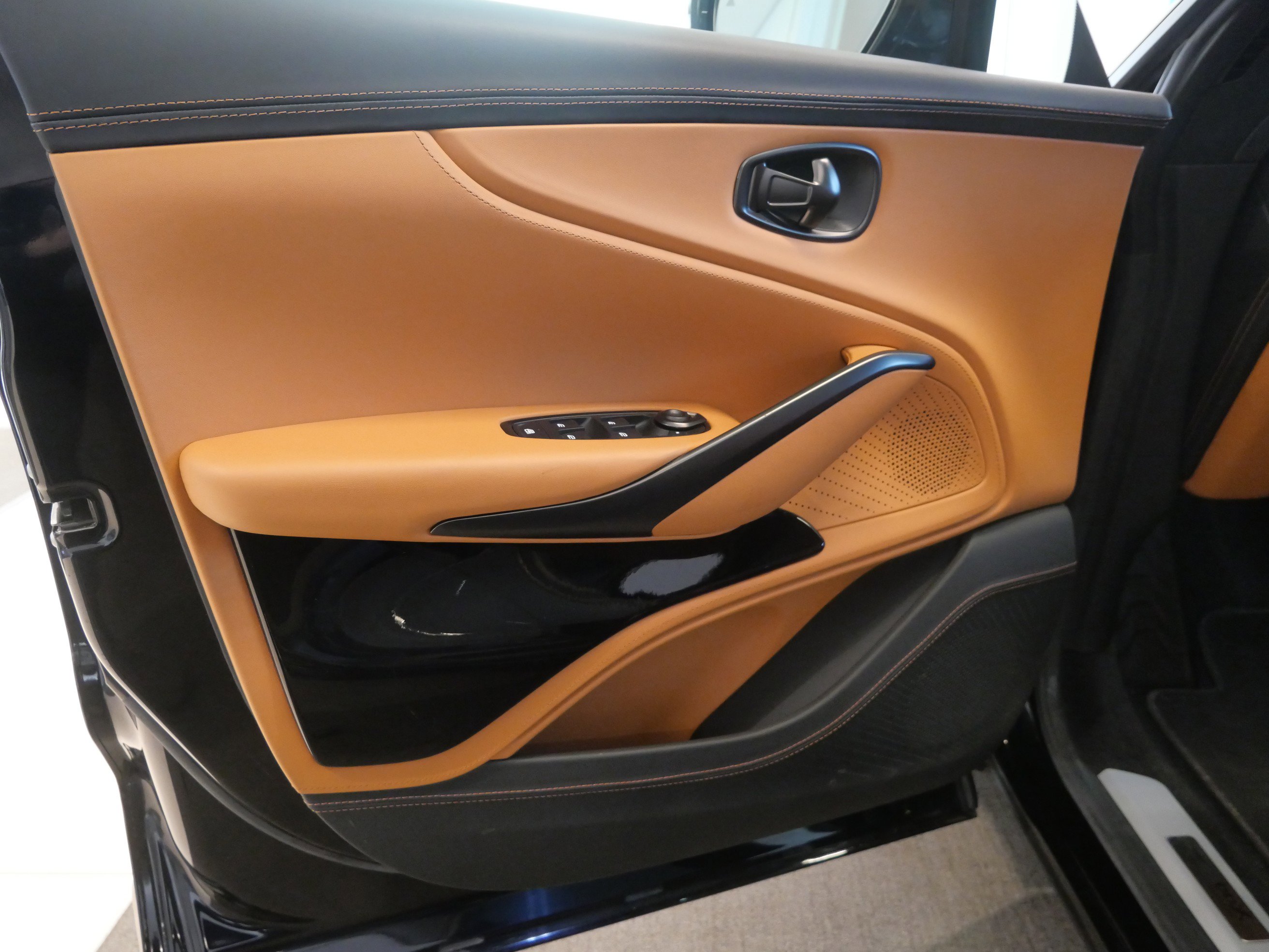 Used 2023 Aston Martin DBX image 12