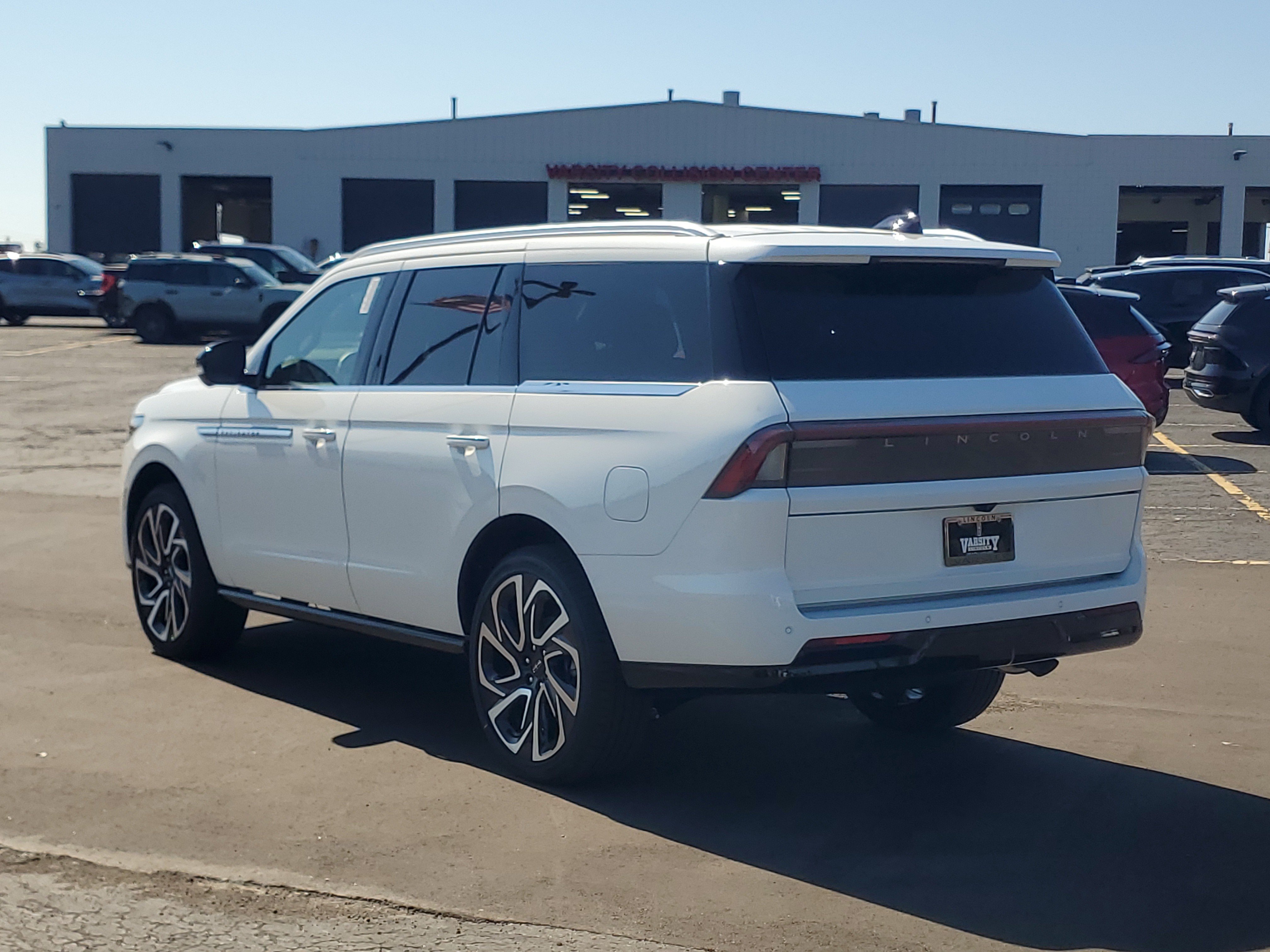 New 2027 Lincoln Navigator Reserve AWD/4WD image 3