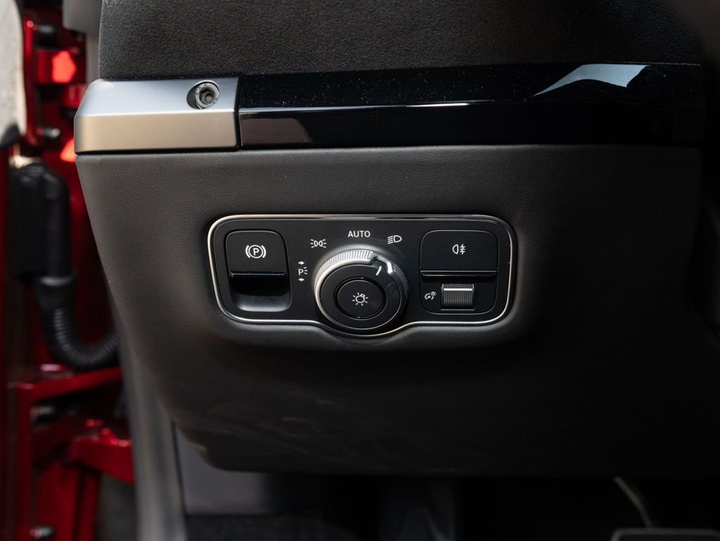 Used 2025 Aston Martin V8 Vantage Coupe image 28