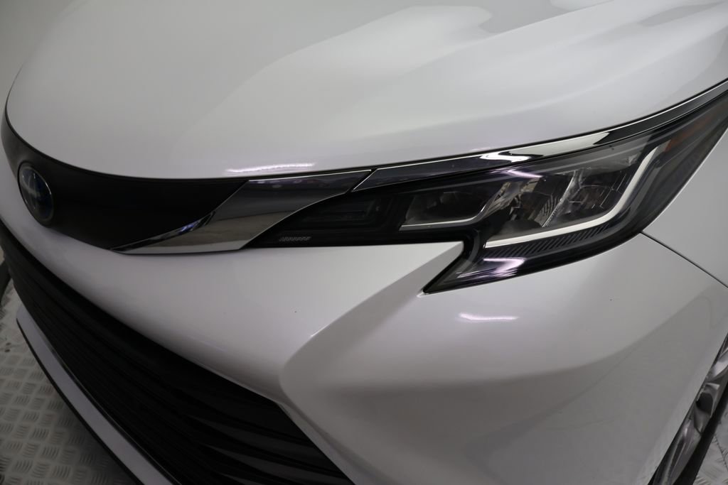 Used 2022 Toyota Sienna XLE FWD image 3