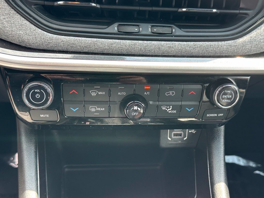 Used 2023 Jeep Compass Latitude w/ Convenience Group AWD/4WD image 27
