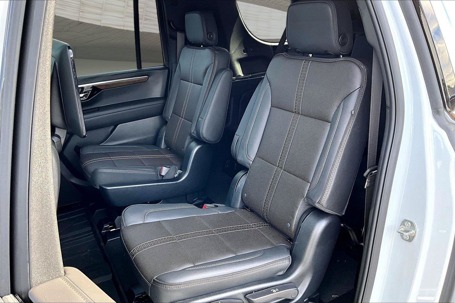 New 2026 Chevrolet Suburban High Country AWD/4WD image 32