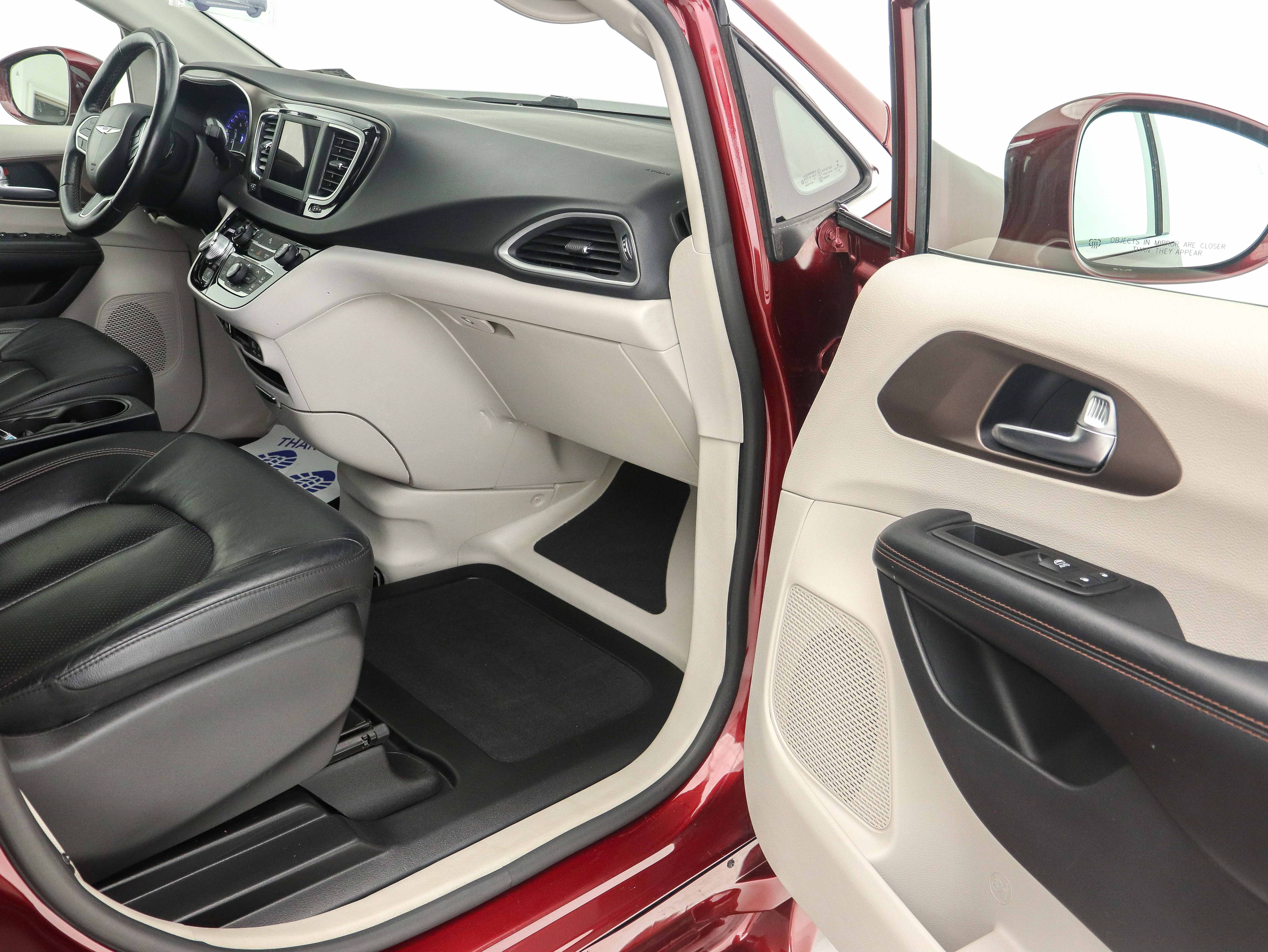 Used 2019 Chrysler Pacifica Touring-L image 18