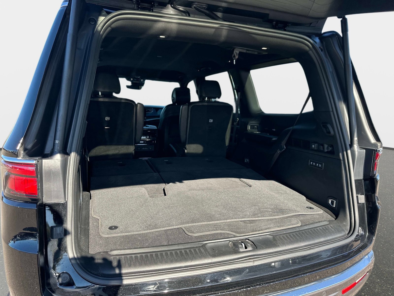 Used 2022 Jeep Wagoneer Series III w/ Flexible Seating Group image 11