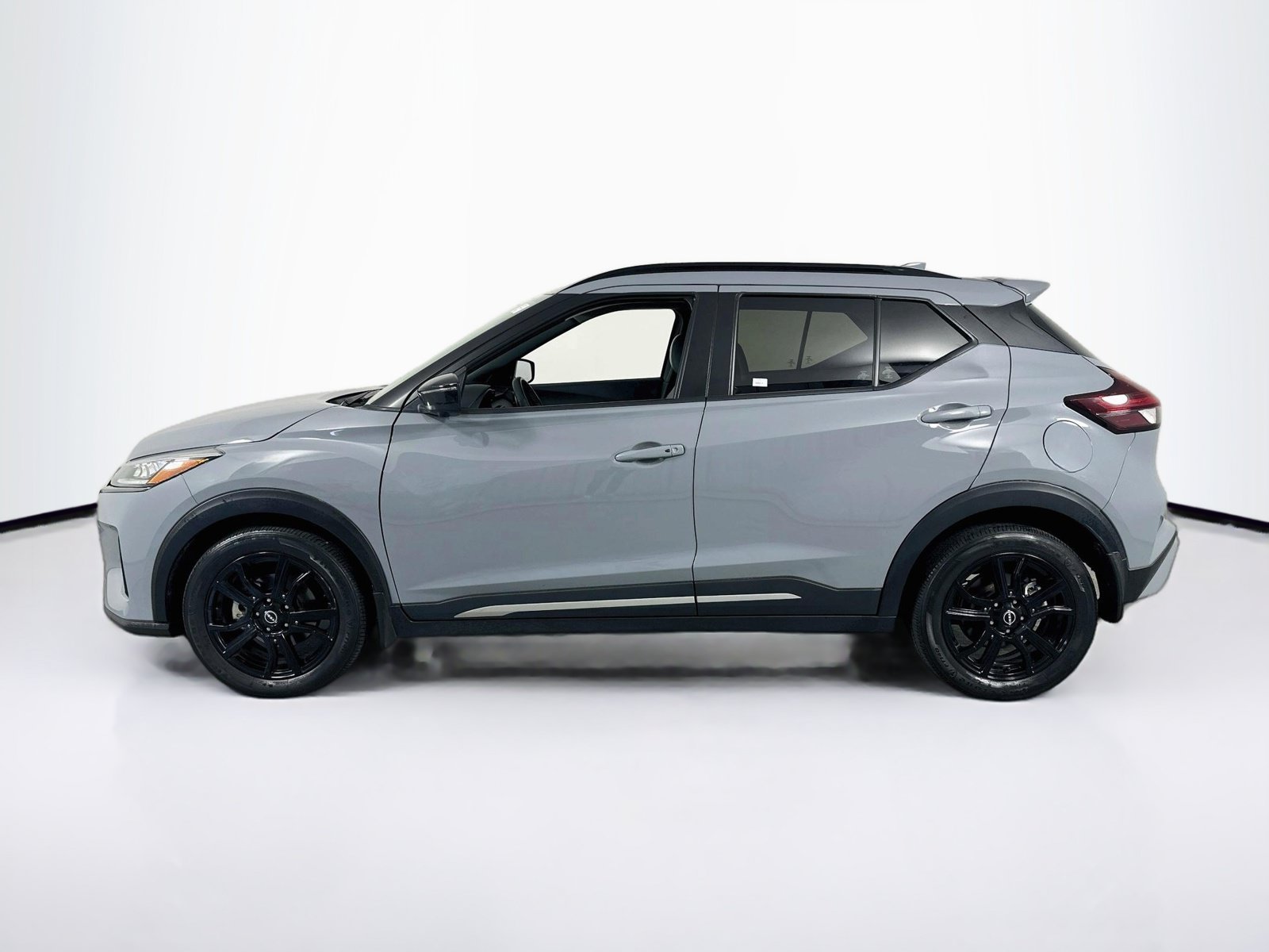 Used 2023 Nissan Kicks SR w/ SR Premium Package FWD image 8