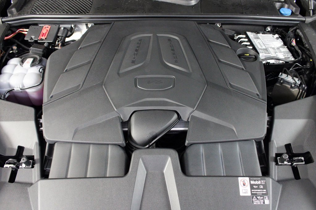 Used 2025 Porsche Cayenne Coupe image 39