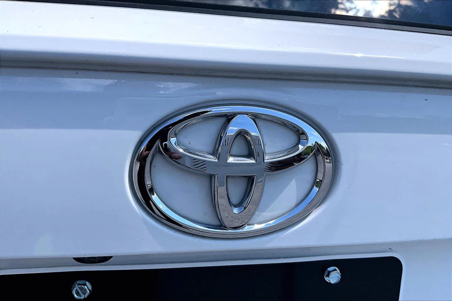 Used 2025 Toyota RAV4 XLE AWD/4WD image 30