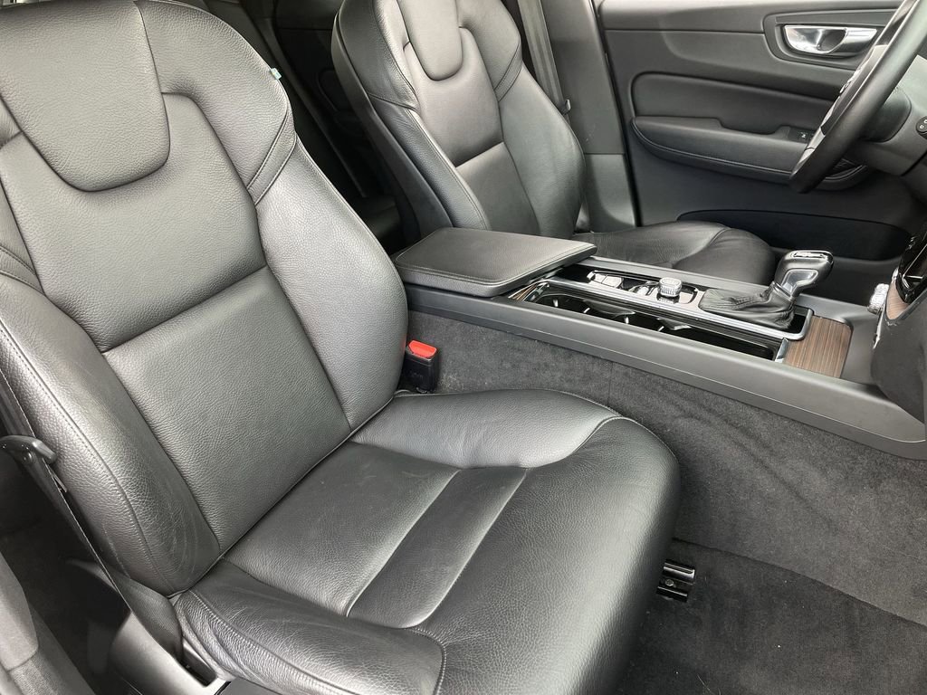 Used 2021 Volvo XC60 T5 Momentum w/ Premium Package image 28