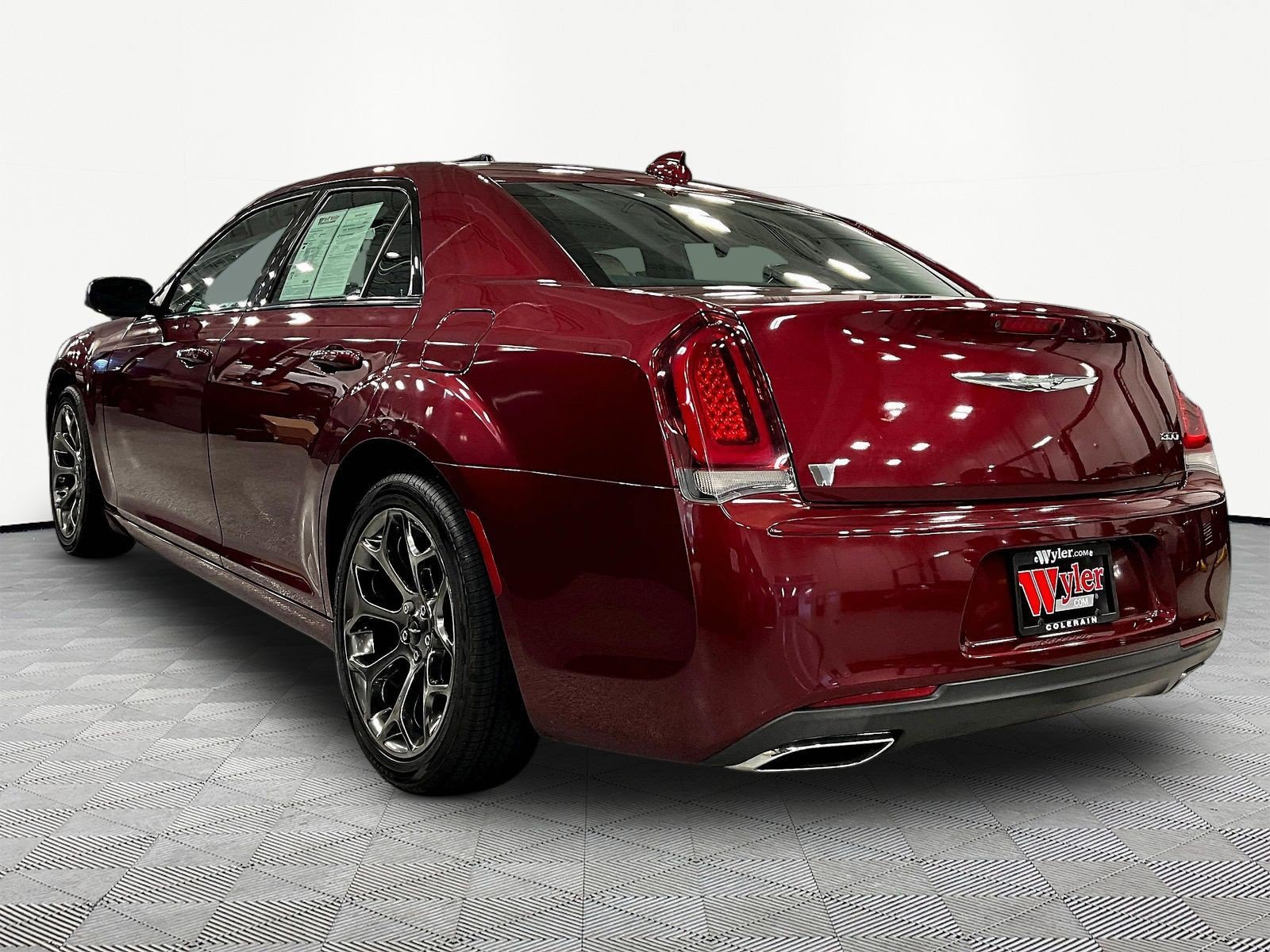 Used 2018 Chrysler 300 Touring w/ Sport Appearance Package RWD image 4