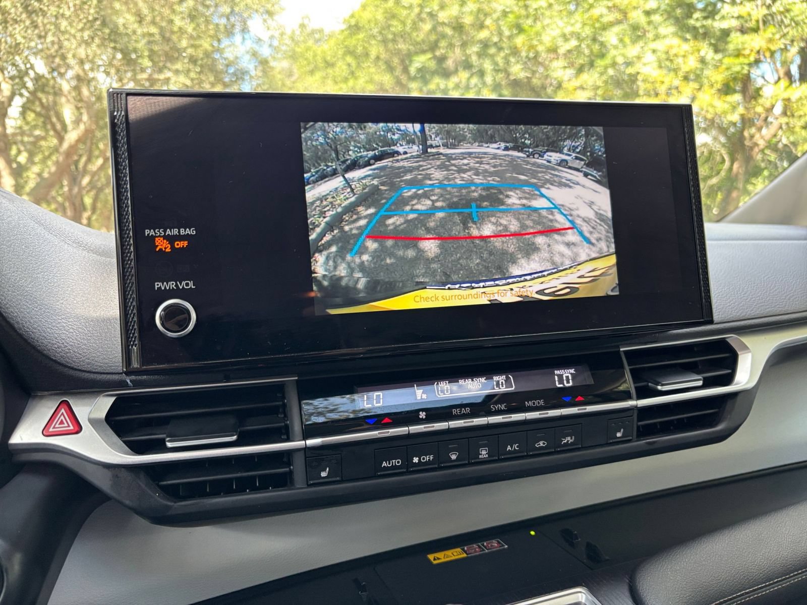 Used 2025 Toyota Sienna XLE FWD image 16