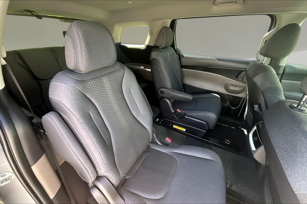 New 2027 Kia Carnival LX FWD image 10