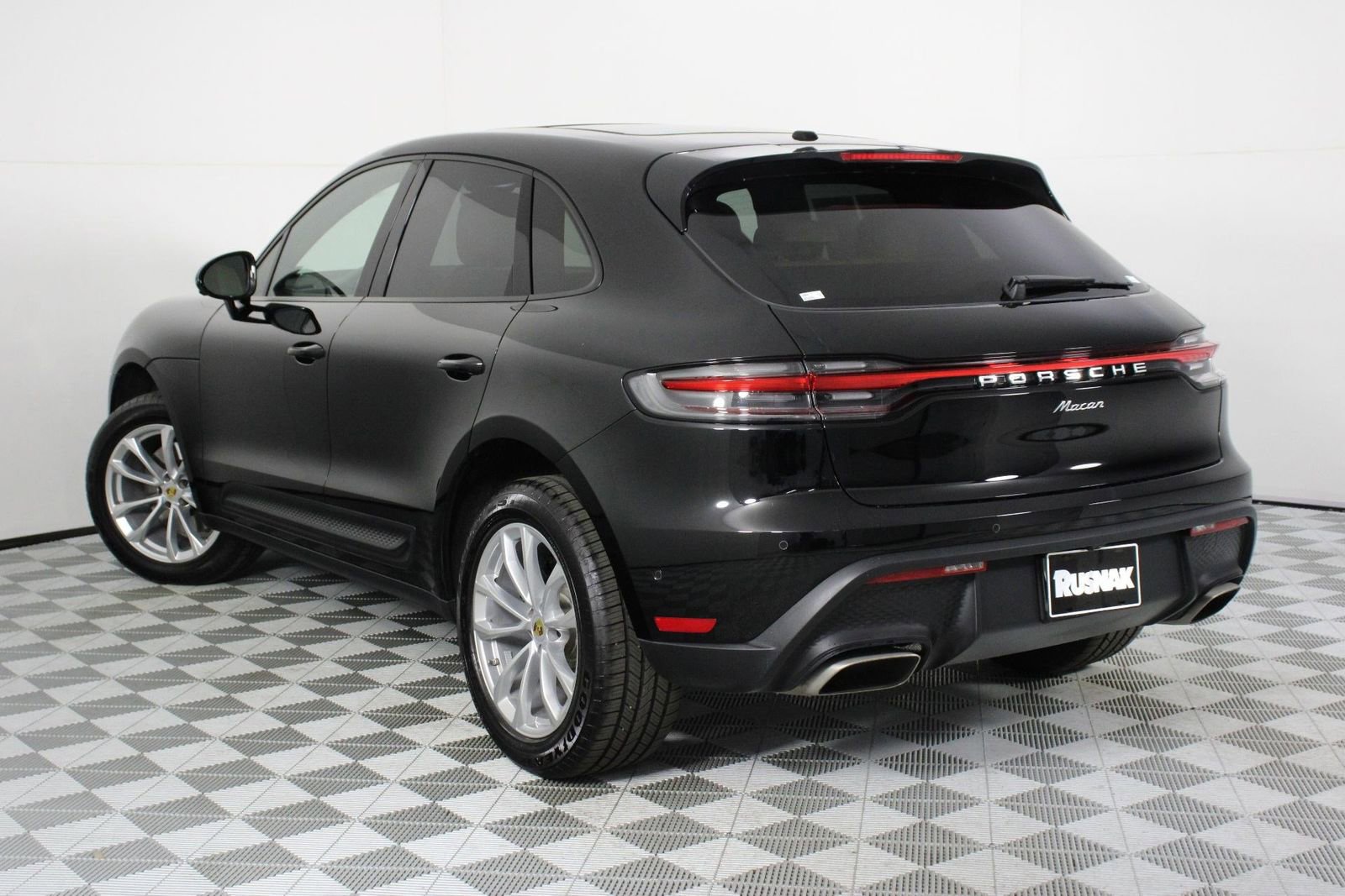 Certified 2025 Porsche Macan image 3