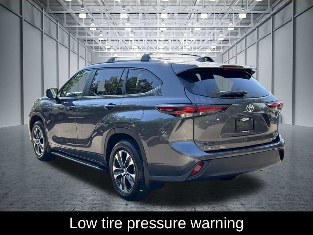 Used 2024 Toyota Highlander XLE AWD/4WD image 5