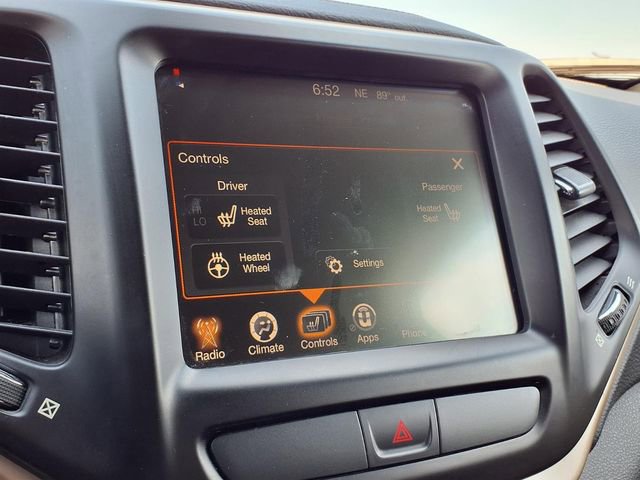 Used 2016 Jeep Cherokee Latitude w/ Cold Weather Group AWD/4WD image 5