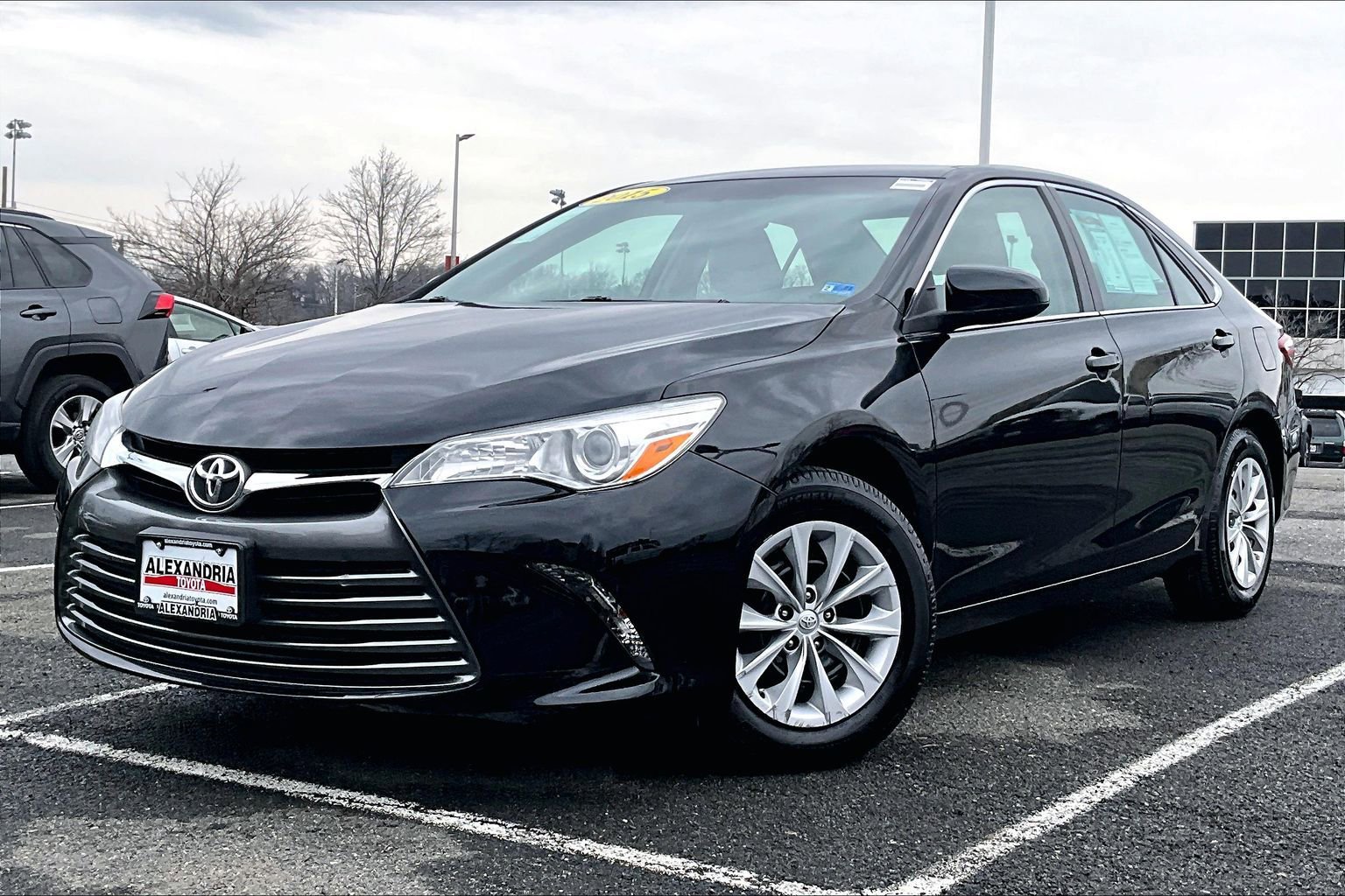Used 2015 Toyota Camry LE image 1
