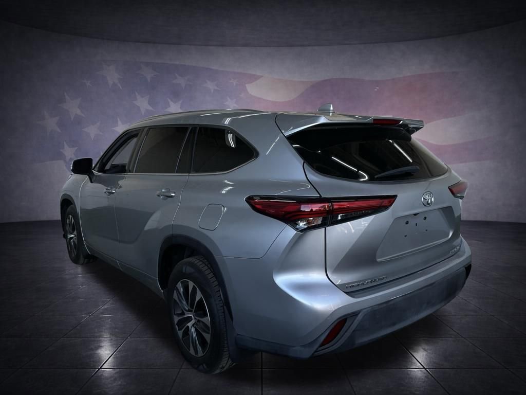 Used 2020 Toyota Highlander XLE image 3