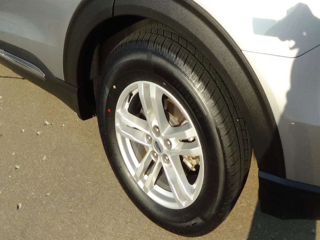 Used 2024 Ford Explorer XLT w/ Equipment Group 202A image 9