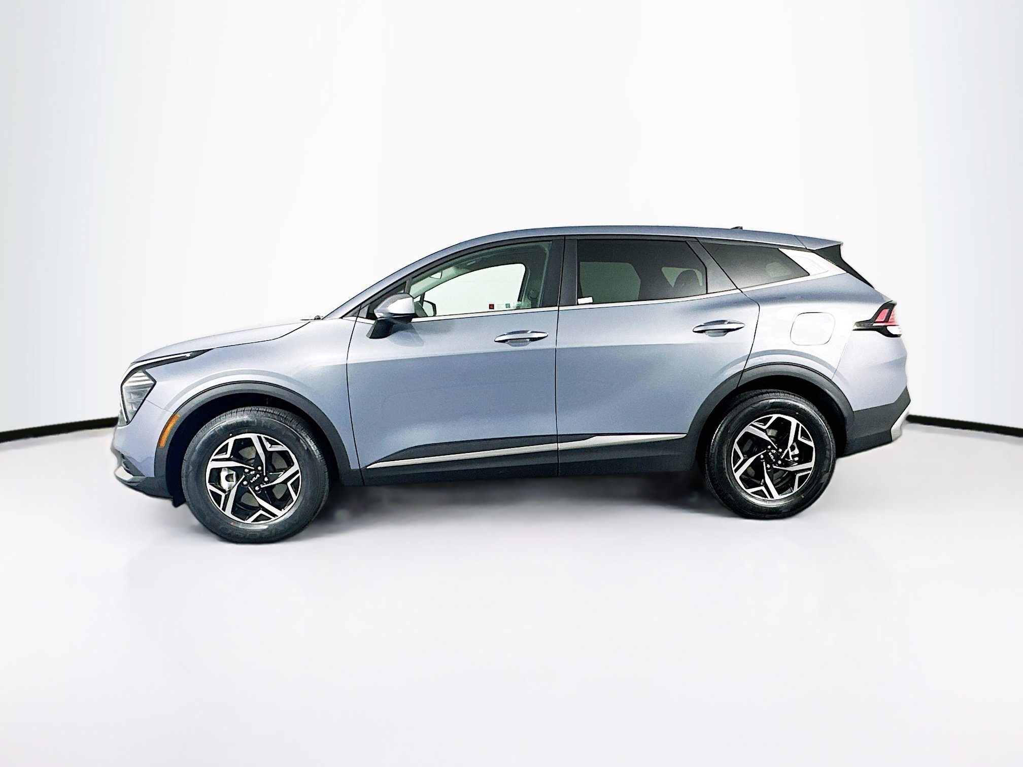 Used 2025 Kia Sportage LX image 4