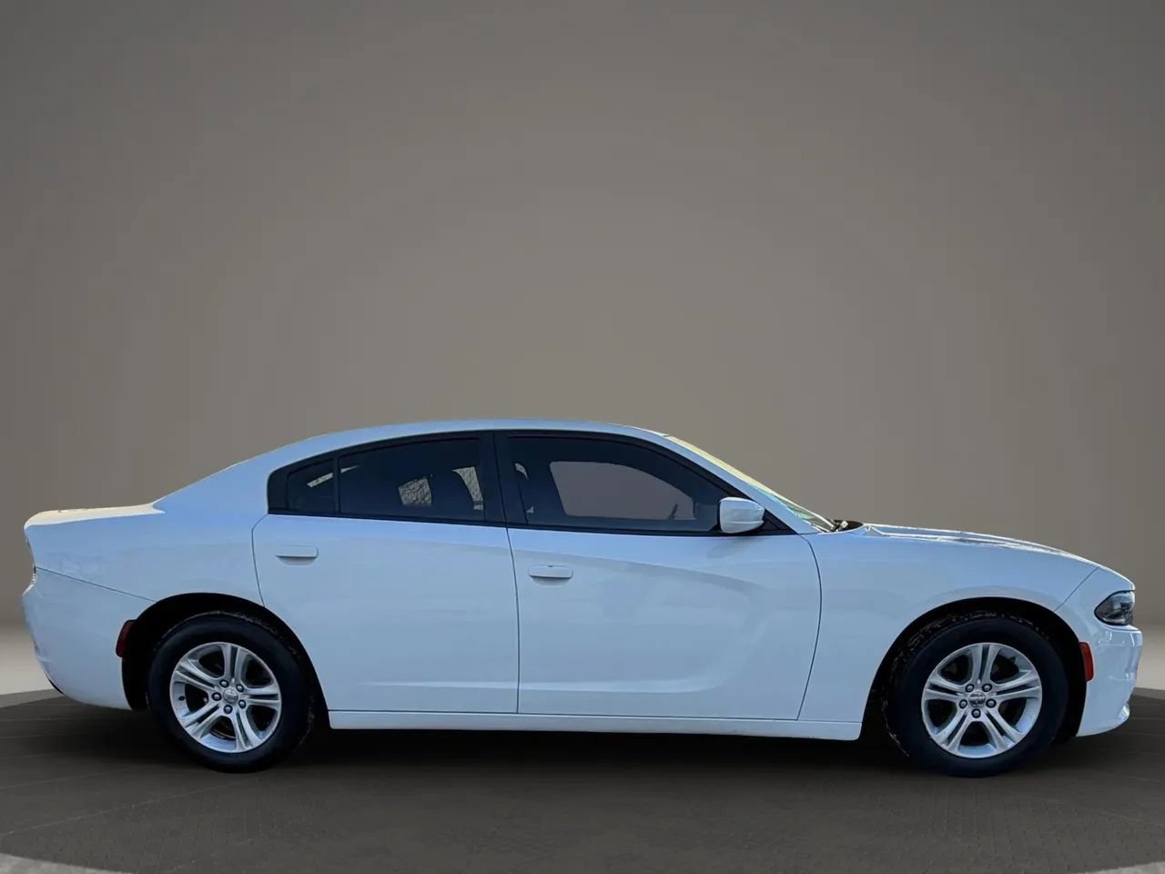 Used 2019 Dodge Charger SXT image 4